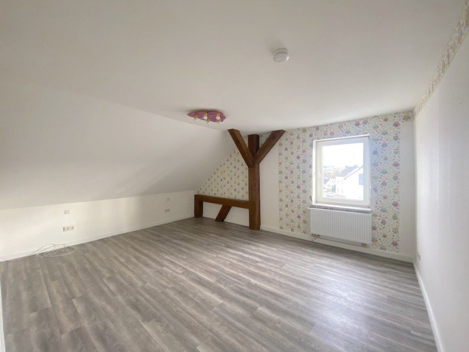 Zimmer 1 Bild 1 Dachgeschosswohnung Brechen