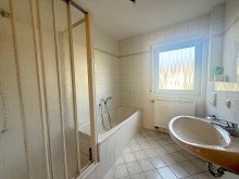 Bad Bild 1 ---VERMIETET 4 Zimmer-Obergeschoss-Wohnung mit Balkon und Garage in bevorzugter Wohnlage---