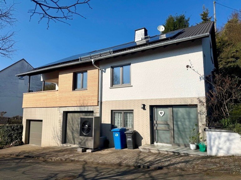 Titelbild Villmar Erdgeschosswohnung ---Gro�z�gige 5-Zimmer-Wohnung mit Balkon, Terrasse und Garage in Ortsrand-N�he---