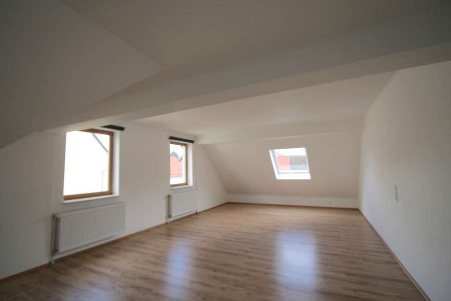 Wohn und Schlafzimmer Bild 1 Dachgeschosswohnung H�nfelden/ Nauheim