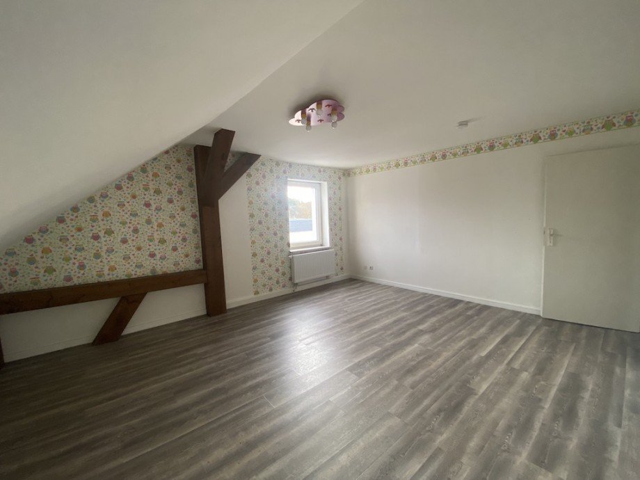 Zimmer 1 Bild 2 Dachgeschosswohnung Brechen