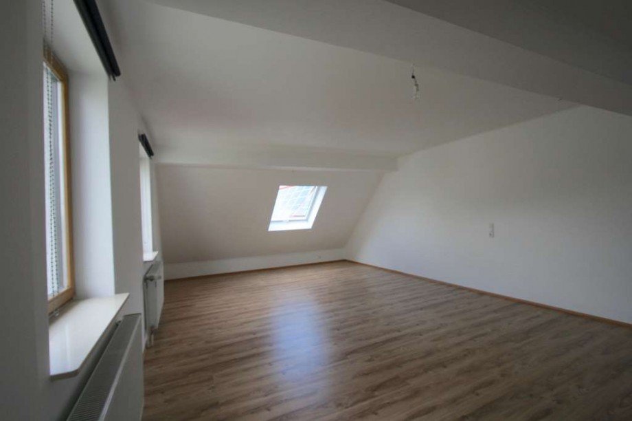 Wohn und Schlafzimmer Bild 4 Dachgeschosswohnung H�nfelden/ Nauheim