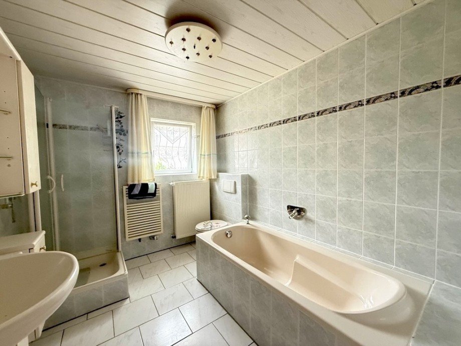 Bad Bild 1 Einfamilienhaus Villmar