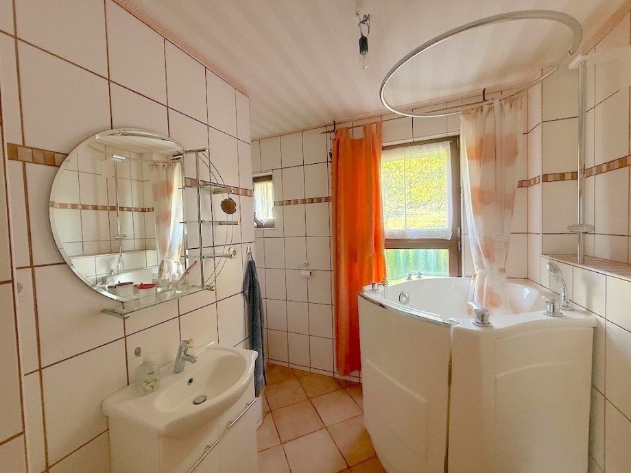 Bad EG Bild 1 Einfamilienhaus Selters