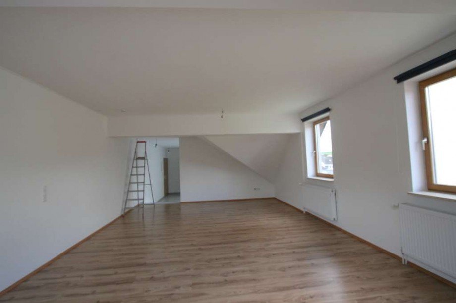 Wohn und Schlafzimmer Bild 3 Dachgeschosswohnung H�nfelden/ Nauheim