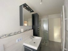 Bad Bild 2 -----Gro�z�gige 3-Zimmer-DG-Wohnung mit Loggia in zentraler Lage-----