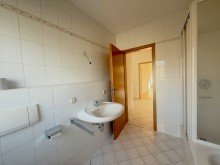 Bad Bild 2 ---VERMIETET 4 Zimmer-Obergeschoss-Wohnung mit Balkon und Garage in bevorzugter Wohnlage---