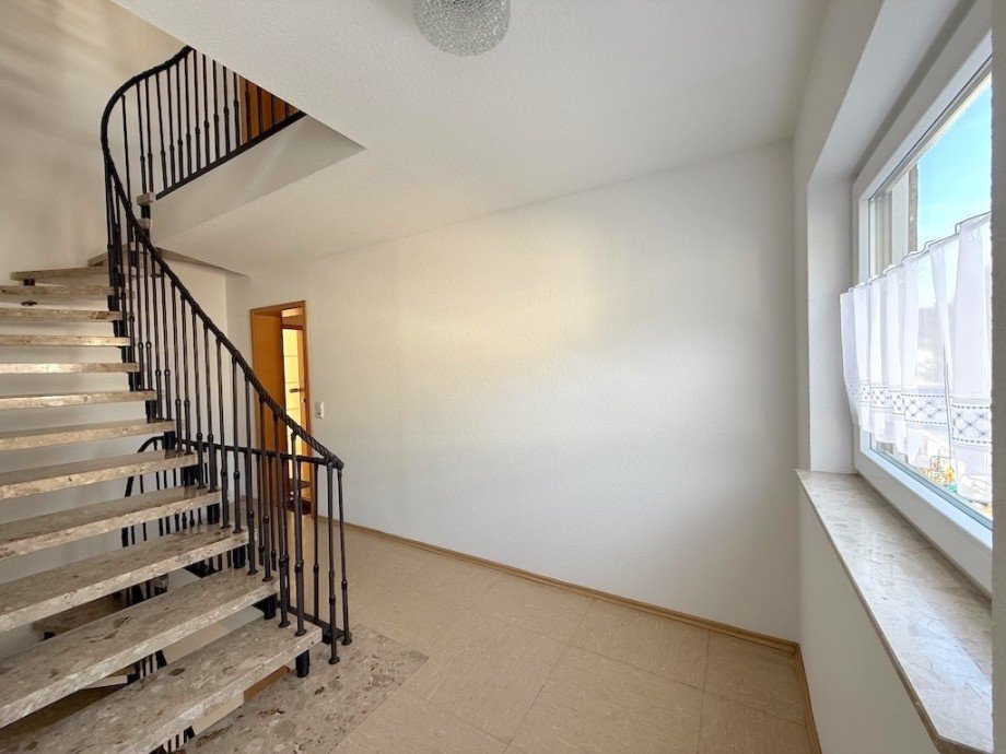 Treppenhaus OG Bild 2 Wohnung H�nfelden